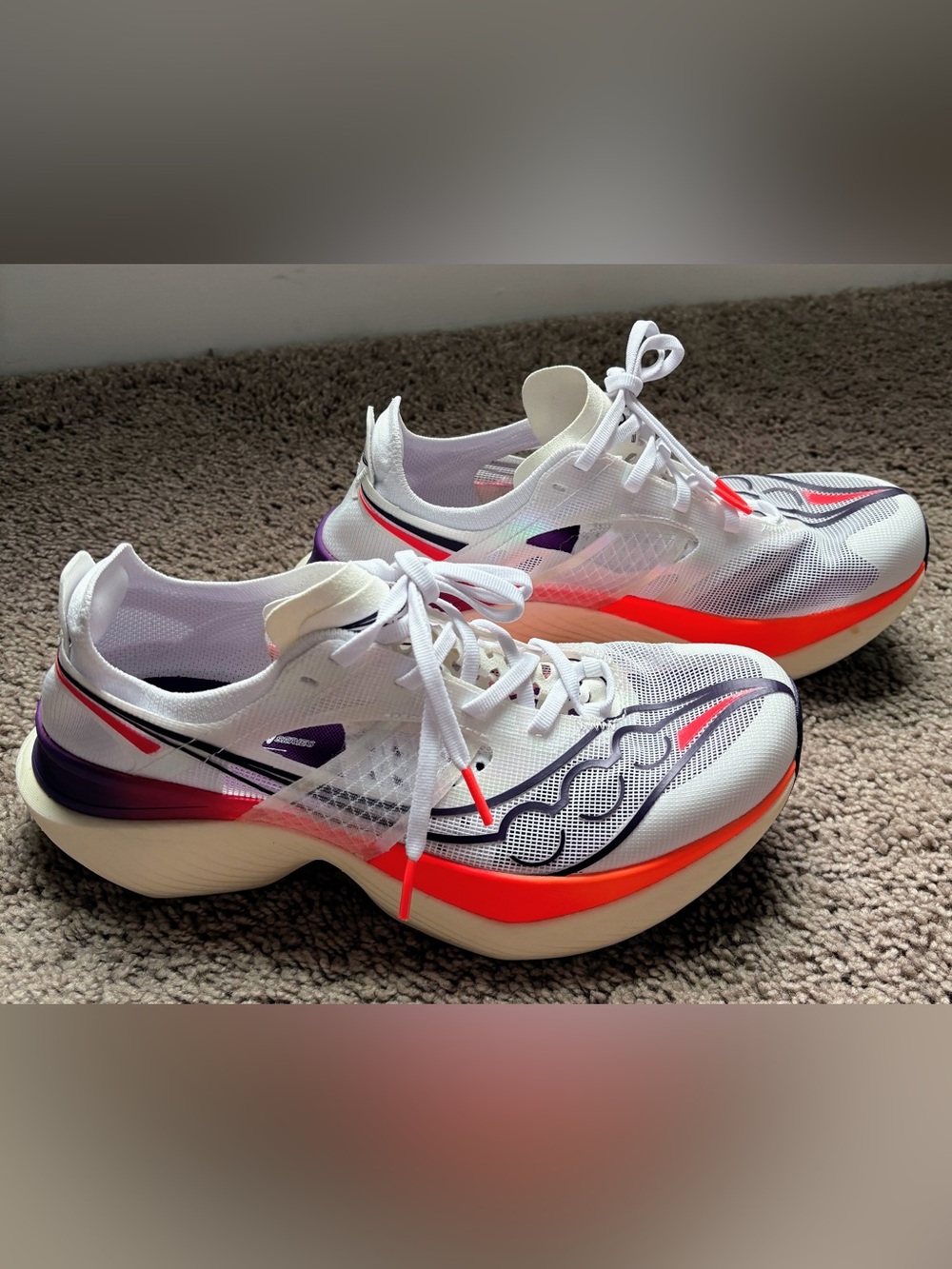 NWOT Saucony Men's Endorphin Elite White/Vizired Performance Running Shoes Size